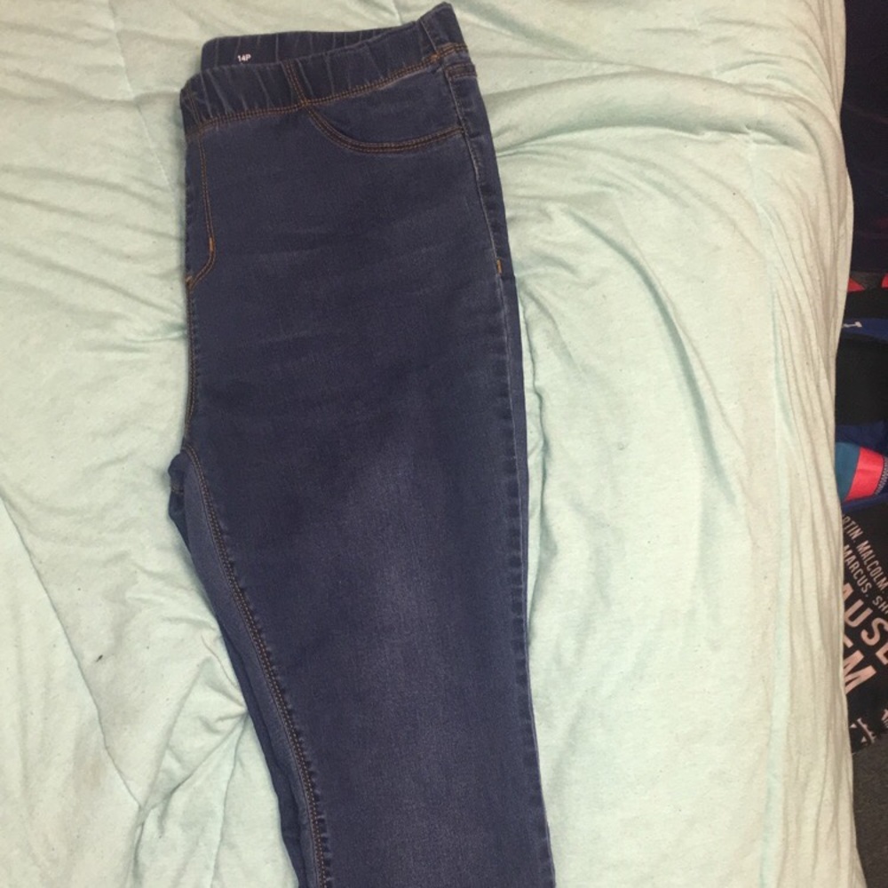 Skinny leg blue jeans